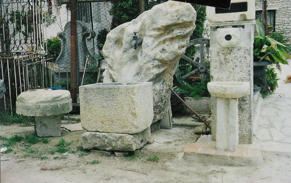 esposizione di vasche in pietra