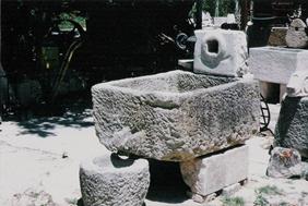 fontana antica in pietra con mascherone