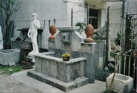 fontana antica realizzata in pietra