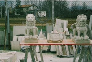 scultura di leoni in pietra