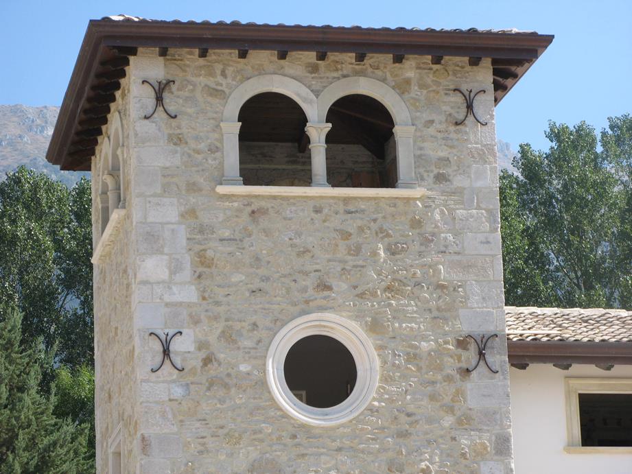 torre in pietra con bifore